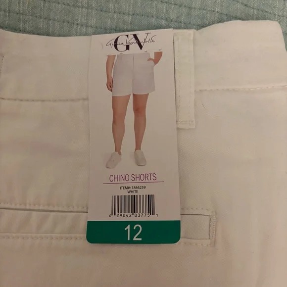 NWT- Gloria Vanderbilt White Chino Shorts - Size 12 - Picture 2 of 4